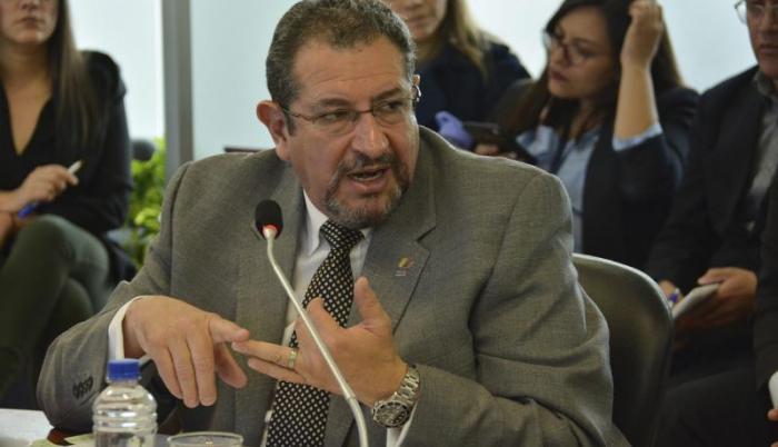 El director subrogante del Registro Civil, durante su comparecencia en la Asamblea.
