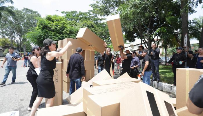 Protesta. Docentes con contratos ocasionales, protestaron en las afuera del rectorado de la Universidad Estatal.