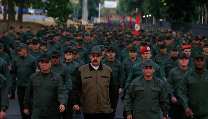 Maduro y el alto mando aparecieron al amanecer ante unos 4.500 soldados en un acto transmitido en cadena obligatoria de radio y televisión.