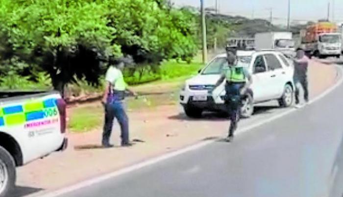 El conductor trató de agredir a los agentes civiles de tránsito en el vía Perimetral.