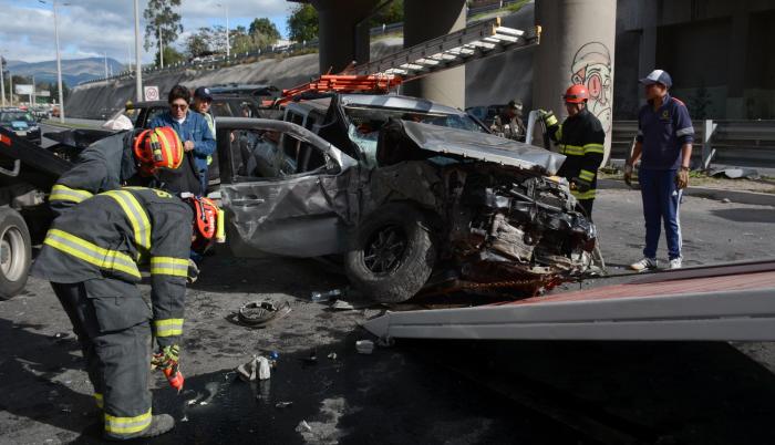 Una camioneta perdió carril y se impactó con un poste de luz y con otro vehículo tipo jeep.