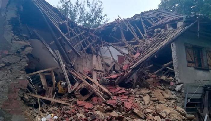 Un alud de tierra destruyó una casa en Italia, pero sus ocupantes se salvaron.