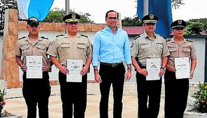 Policía que actuó contra saqueadores, condecorado