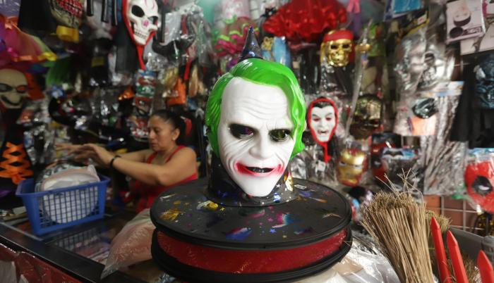 Halloween. El comercio ofrece variedades de disfraces y máscaras.