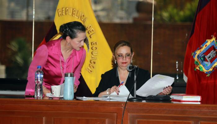 Audiencia. La jueza Daniella Camacho escucha atentamente las exposiciones y apunta todos los detalles.