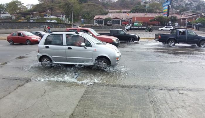 Moradores se quejan de por la fuga de líquido.