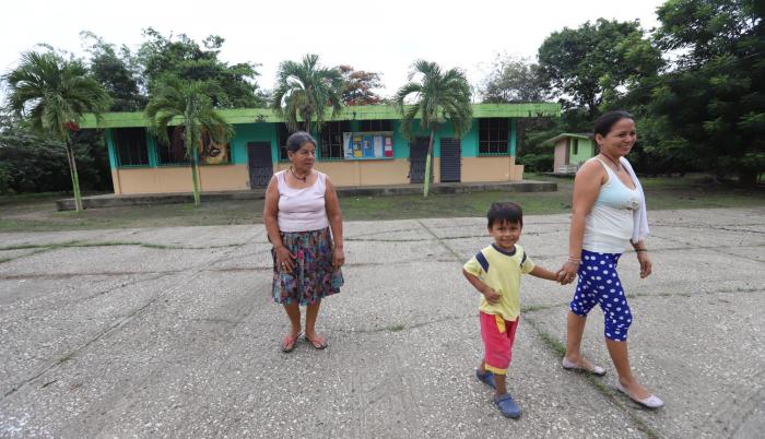 Generaciones. Mariuxi Criollo junto a su pequeño han estudiado en el plantel unidocente.