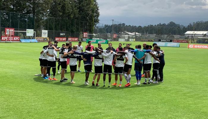Entre risas, bromas y abrazos, los jugadores del equipo de Sangolquí iniciaron este lunes 21 de octubre una nueva jornada de entrenamiento en su complejo, en el Valle de Los Chillos.