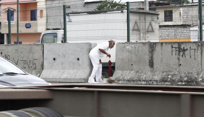 Temeridad. A diario, los moradores que habitan en distintos sectores de la vía Perimetral evitan el uso de los puentes peatonales y se arriesgan cruzando la peligrosa avenida entre las mallas metálicas y bloques de hormigón.