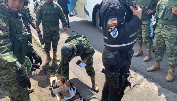 Durante el operativo militar, los uniformados procedieron a revisar una caja que se transportaba en el autobús.