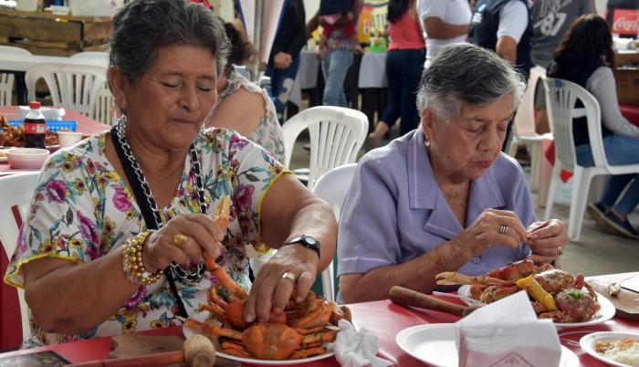 Paladares. Los comensales de todas las edades disfrutaron del cangrejo encocado y criollo, además del cangrejo chino.