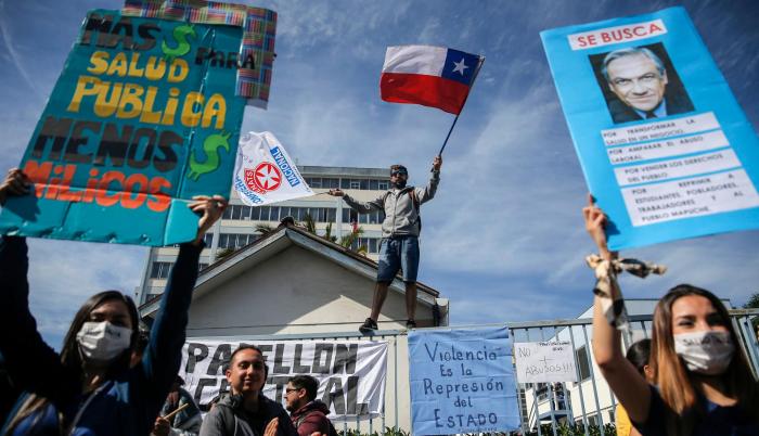 Manifestantes en las afueras del Hospital Carlos Van Buren en Valparaiso.