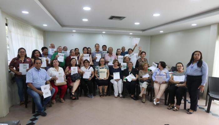 Apoyo. Los moradores muestran copias de sus cédulas y planillas como respaldo al proyecto de talleres.