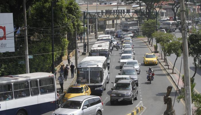 Tránsito vehicular en la avenida del Periodista.