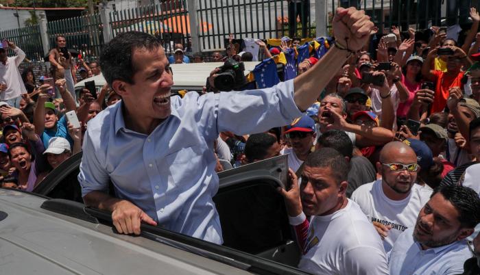 El jefe del Parlamento venezolano, Juan Guaidó, saluda a sus simpatizantes durante un acto el sábado, en Guatire, Venezuela.