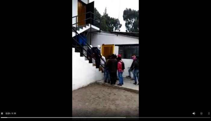 Manifestantes piden que los trabajadores florícolas suspendan sus labores.