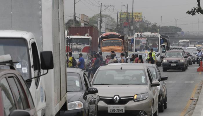 Congestión vehicular en la vía a Daule.