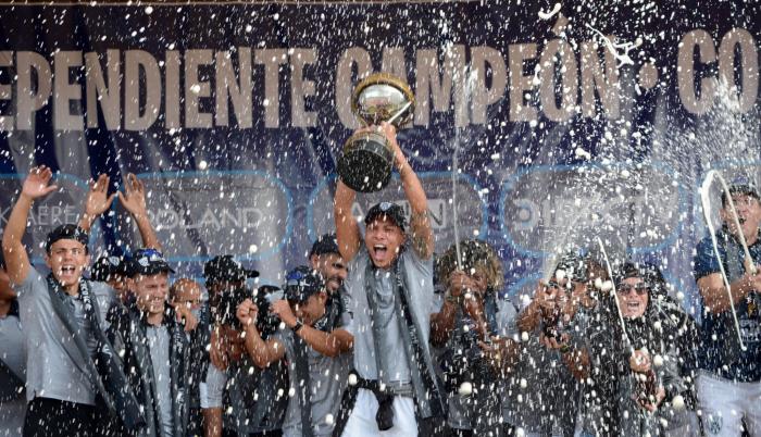 La celebración culminaba con baños de cerveza y Champán mientras mostraban el trofeo a la afición.