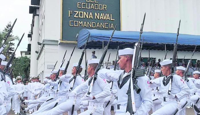 Desfile. Antes de finalizar el evento de condecoración, las Escuelas de Formación desfilaron.