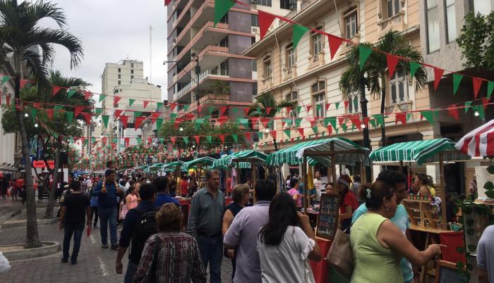 Una feria de emprendimiento se instaló desde Boyacá hasta Pedro Carbo, en la avenida 9 de Octubre, centro de Guayaquil.