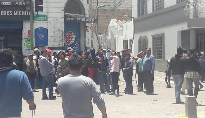 Manifestantes entran al parque central de Machachi.