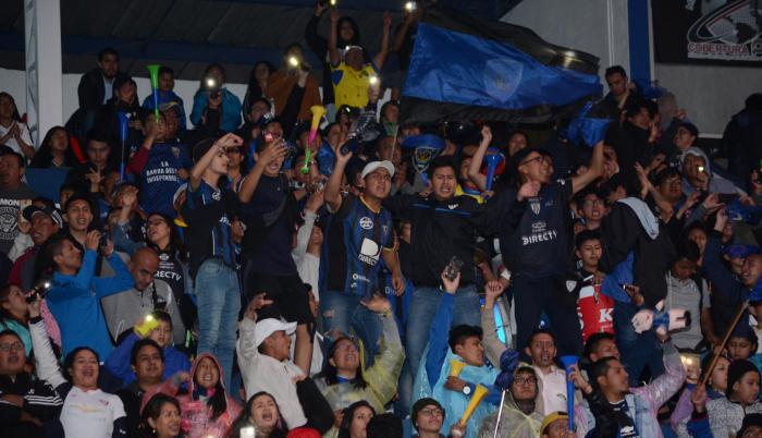 Aliento. Los hinchas de Independiente del Valle llenaron parte de las graderías del estadio General Rumiñahui para alentar a la distancia a sus ídolos.