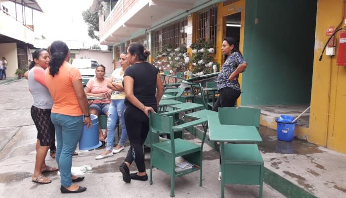 Padres de familia llegaron al plantel, ubicado en Mapasingue Este, para hacer limpieza.