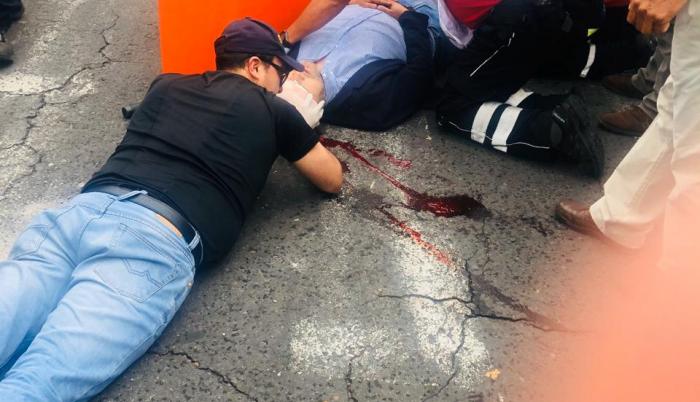 En un video difundido en redes sociales, se observa al periodista postrado en el piso tras la agresión.