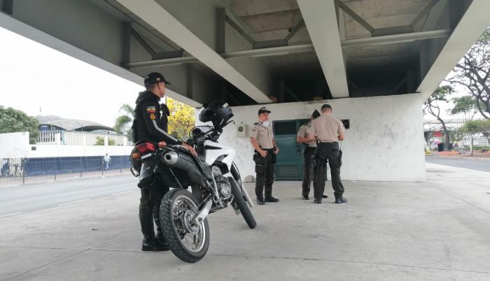 El cuerpo de un hombre sin signos vitales fue hallado a 50 metros del ‘cuartel Modelo’ de la Policía Nacional.