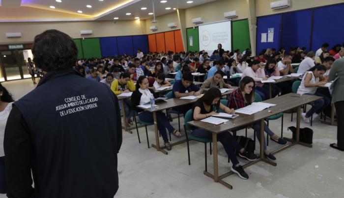 En Guayaquil, 2.700 sustentantes acudieron al Instituto Tecnológico Bolivariano para rendir la prueba.