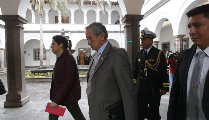 Ministra de Gobierno, María Paula Romo, y el ministro de Defensa, Oswaldo Jarrín, acuden a la reunión.