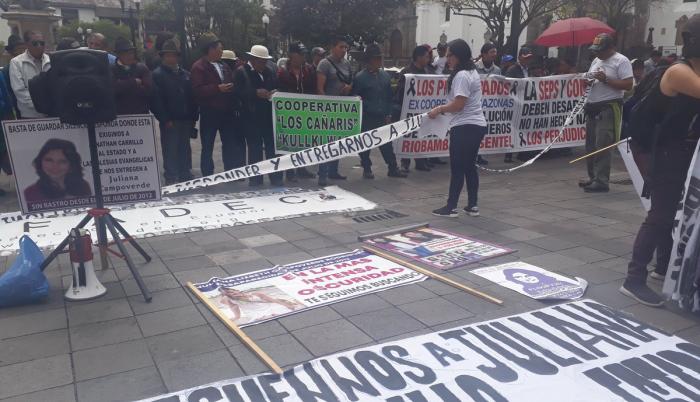 La madre de Juliana Campoverde colocó pancartas con la foto de la chica.