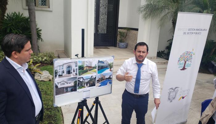 Declaración. El secretario Anticorrupción (d) muestra fotografías de algunos de los bienes incautados.