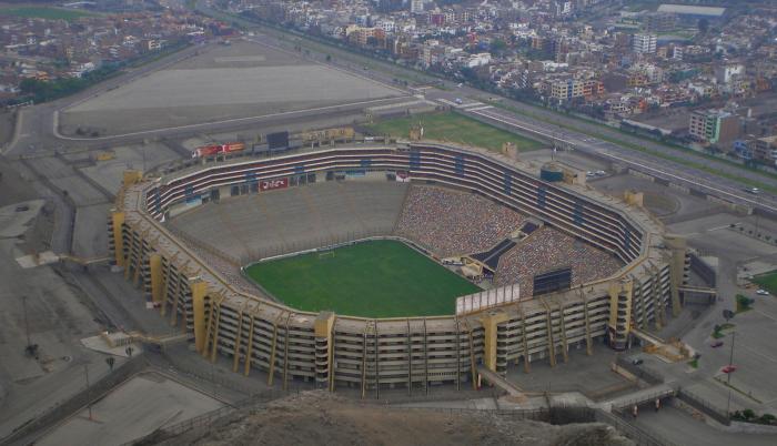 El Monumental de Lima fue inaugurado en el 2000, en un principio tenía capacidad para 60.000 espectadores y hace dos años se amplió con los palcos a 80.093.