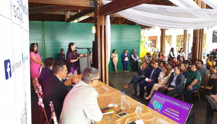 La directora de Adopciones del MIES, Indira Urgilés, explicó el proceso.