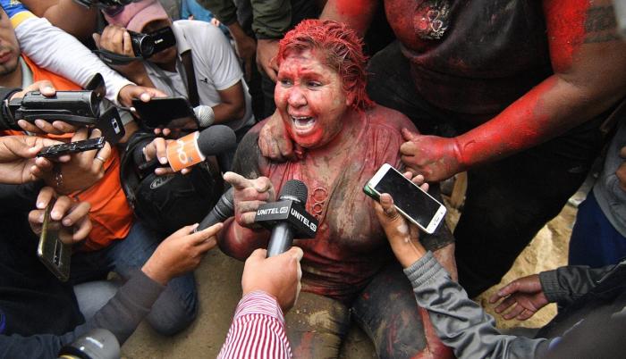 En el violento incidente, la muchedumbre arrastró por la calle a la funcionaria y no conforme con ello le rociaron pintura rojiza y le cortaron el cabello.