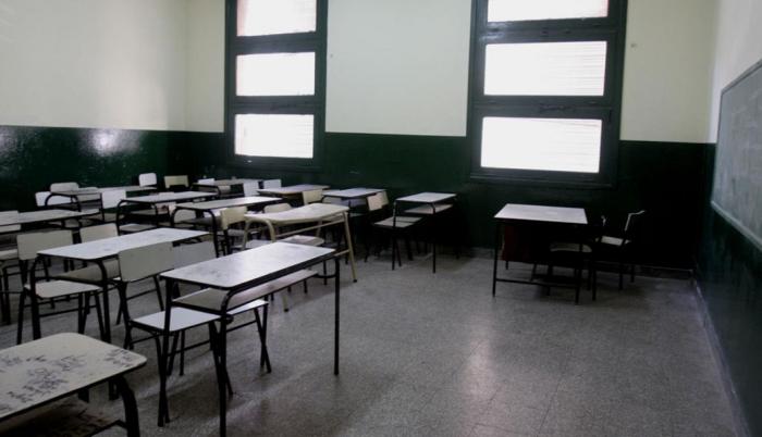 La suspensión no aplica para las universidad, debido a que ellos gozan de autonomía.