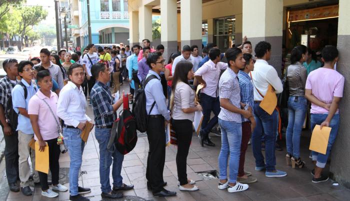 Imagen referencial. Jóvenes hacen filas con carpetas en mano para presentarse a entrevistas de trabajo.