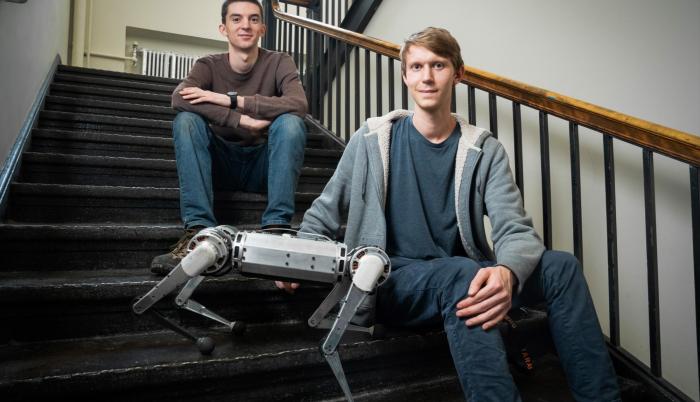 Ben Katz (izquierda) y Jared DiCarlo, del Laboratorio de Biomimética del MIT con el primer mini guepardo.