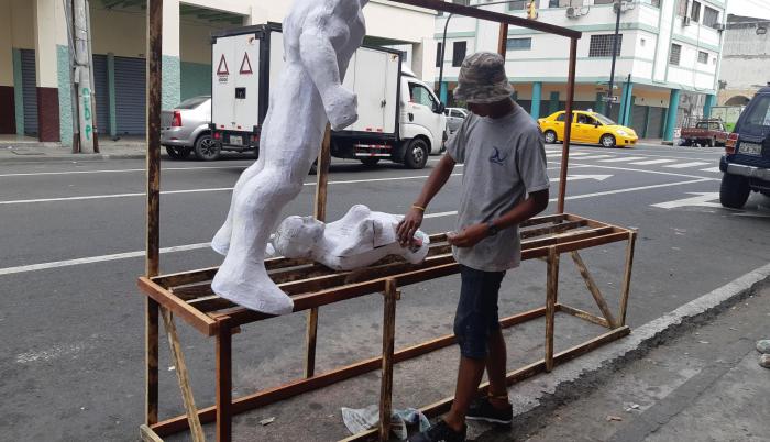 El artesano Miguel Carrera arma la escena que se viralizó en las redes sociales.