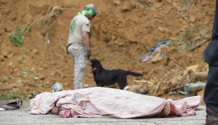 Rescate. Los bomberos buscaron con herramientas manuales, tecnología, canes de rescate y dos retroexcavadoras más cuerpos.