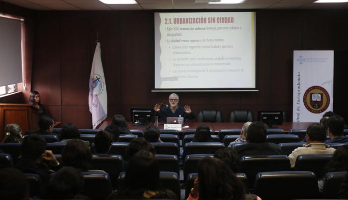 Taller. El arquitecto y experto en urbanismo Fernando Carrión expuso ayer en los cursos dictados por la PUCE.