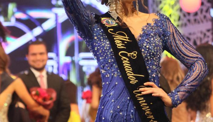 Cristina Hidalgo luce la corona como nueva soberana.