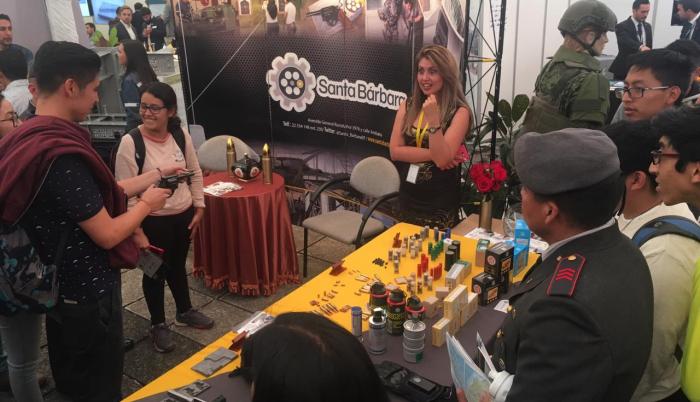 En la feria estudiantes de colegios y universidades, personal militar y civil observaron al menos 14 prototipos producto del ingenio de los militares.