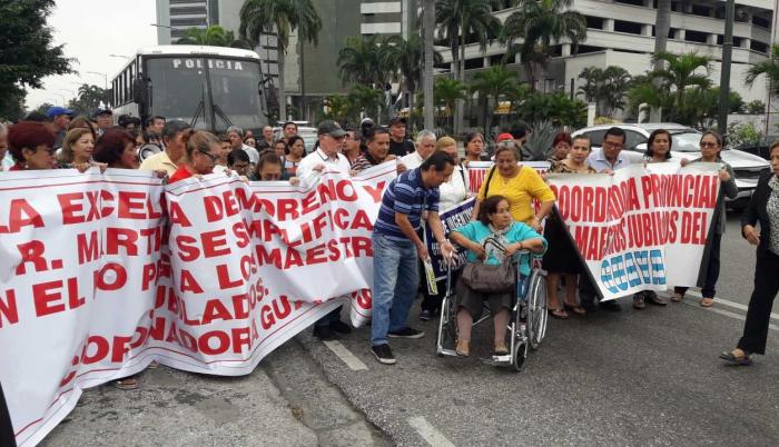 Los maestros jubilados realizaron un plantón y luego una marcha en el norte de la ciudad.