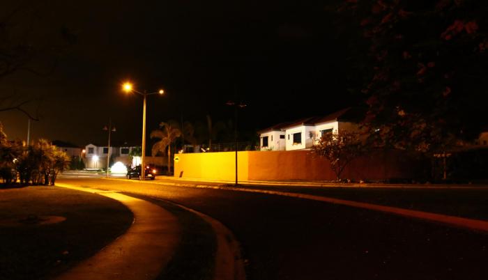 Oscuridad. Los residentes de Terranostra transitan por una avenida principal oscura, en el interior de la ciudadela.