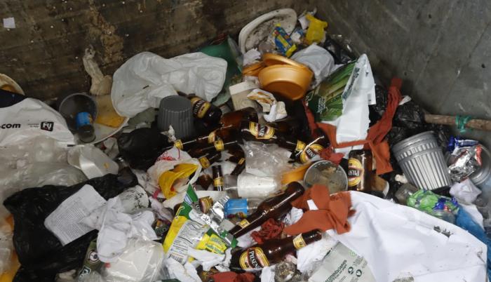 Algunas botellas fueron arrojadas a la basura, ya que servirían para preparar cocteles molotov.