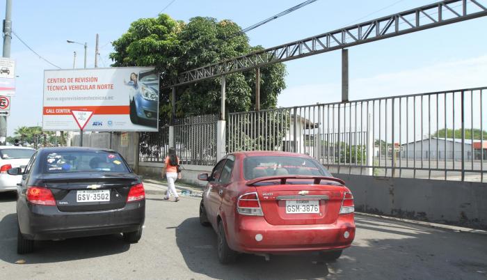 Inconveniente. Propietarios de vehículos acudieron confiados en que la atención iba a ser normal.