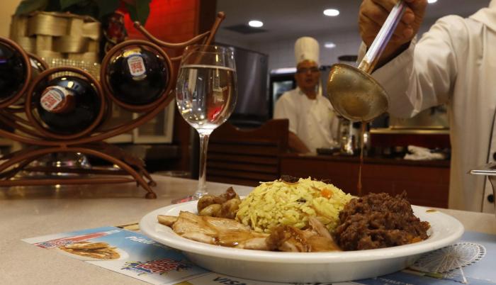 Expertos en gastronomía hablan sobre los pros y contras de esta costumbre.