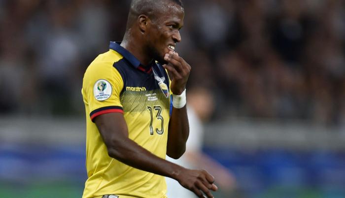 El jugador ecuatoriano viaja junto a su abogada.